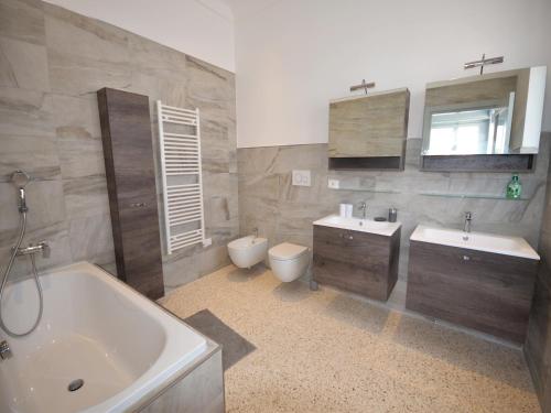 y baño con bañera, lavabo y aseo. en Luxury Beach Villa Puglia Italy, en Pulsano