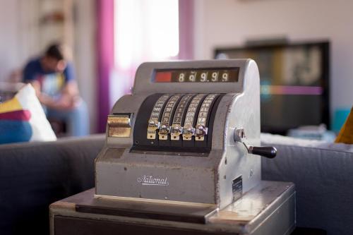 an old sewing machine sitting on top of a table at Aveiro Rossio Hostel in Aveiro