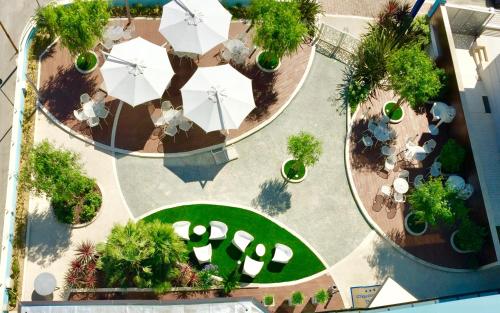 an overhead view of a park with tables and umbrellas at Hotel Continental in Tortoreto Lido