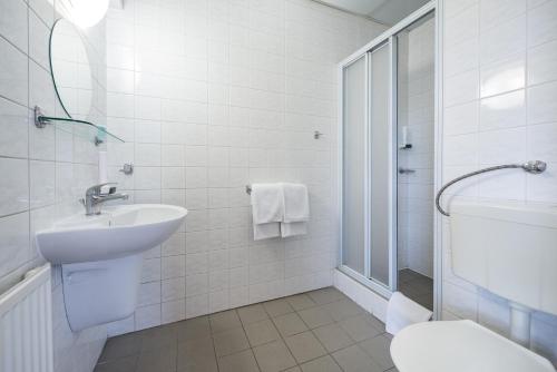 ヴェレフラトにあるHotel SKANZEN Depandanceのバスルーム(洗面台、トイレ、シャワー付)