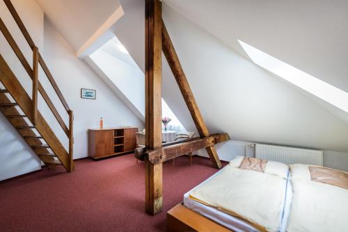 ヴェレフラトにあるHotel SKANZEN Depandanceの屋根裏部屋(ベッド1台、階段付)