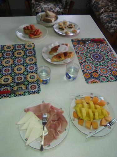 ein weißer Tisch mit Tellern voller Essen darauf in der Unterkunft Casa Vacanza Fiorella in Torre dell'Orso