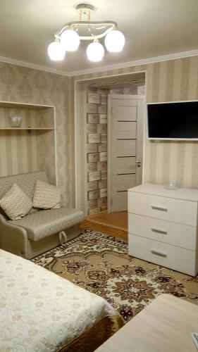 ピャチゴルスクにあるApartment on Gogolya 4のベッドルーム(ベッド1台、ドレッサー、テレビ付)