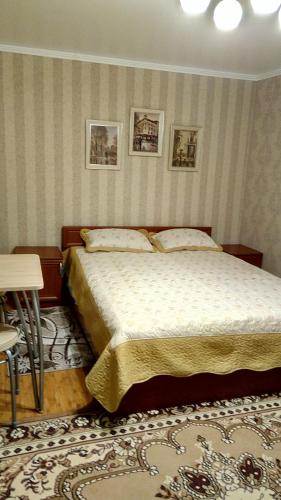 ピャチゴルスクにあるApartment on Gogolya 4のベッドルーム(ベッド1台、テーブル付)
