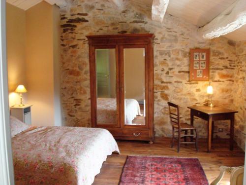 Giường trong phòng chung tại Nabat le Haut, chambre et table d'hotes