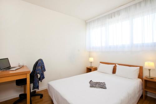 Postel nebo postele na pokoji v ubytování Séjours & Affaires Rennes Longs Champs