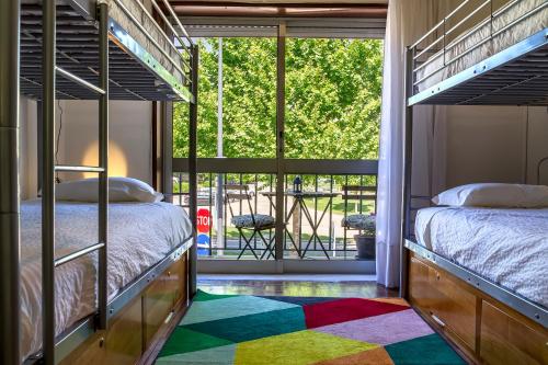 モンジン・デ・バストにあるHostel Carvalhoの窓付きの客室で、二段ベッド2台が備わります。