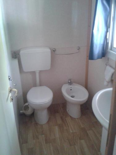 a small bathroom with a toilet and a sink at Campeggio Amici di Lazise in Lazise