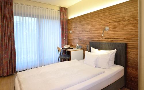 Hotel & Wirtshaus Hansenにあるベッド
