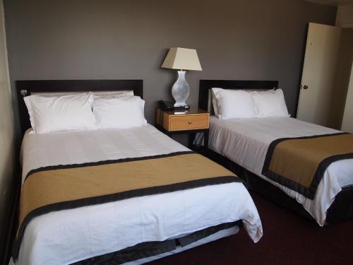 Ein Bett oder Betten in einem Zimmer der Unterkunft Stamford Suites