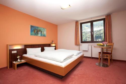Un pat sau paturi într-o cameră la Gasthof Stern