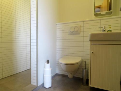 パトレクスフィヨルズルにあるStekkar 23のバスルーム(トイレ、洗面台付)
