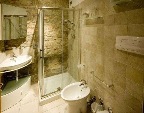 a bathroom with a shower and a toilet and a sink at Aiceltis in Teolo