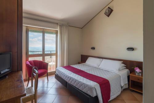 ein Hotelzimmer mit einem Bett und einem Fenster in der Unterkunft Hotel Miralaghi in Chianciano Terme