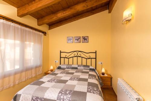 ein Schlafzimmer mit einem schwarz-weißen Bett in einem Zimmer in der Unterkunft Casa Las Eras in Beceite
