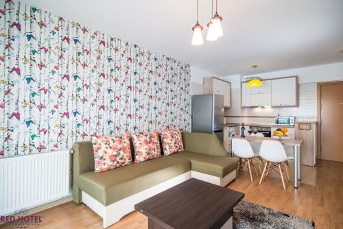 un soggiorno con divano e una cucina di Red Hotel Accommodation a Cluj-Napoca