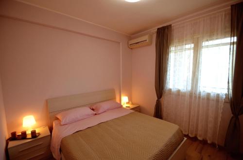 レトイアンニにあるCasa Antonellaの小さなベッドルーム(ベッド1台、窓付)