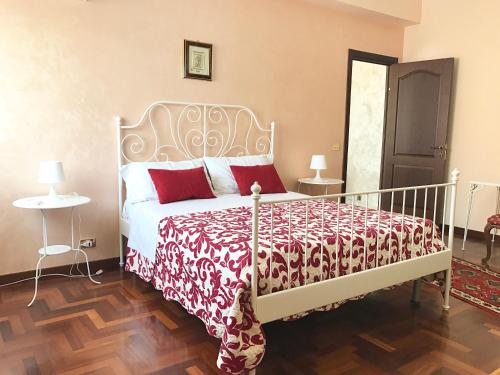 1 dormitorio con 1 cama grande con almohadas rojas en Isola 92100 en Agrigento