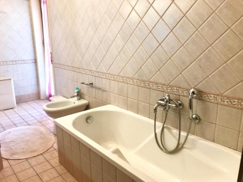 Un baño con bañera y WC. en Isola 92100, en Agrigento