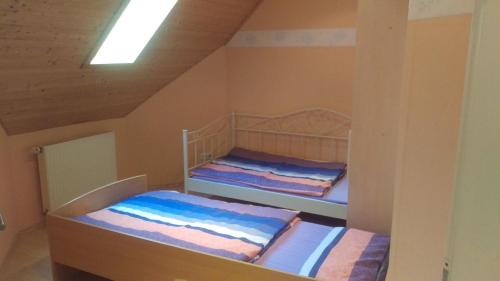 two bunk beds in a room with a ceiling at Ferienhaus Bornscheuer in Gerstungen