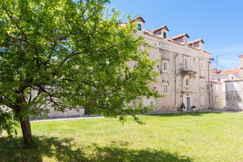 Top-Floor Apartment in Trogir Center