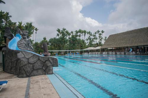 a swimming pool at a resort with a resort at Hotel Suerre in Guápiles