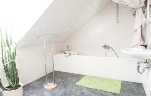 y baño con ducha y lavamanos. en Ferienwohnung Salzwedel, en Salzwedel