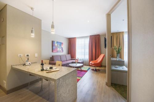 Habitación con cocina y sala de estar. en Apartamentos Plaza Suites, en Bogotá