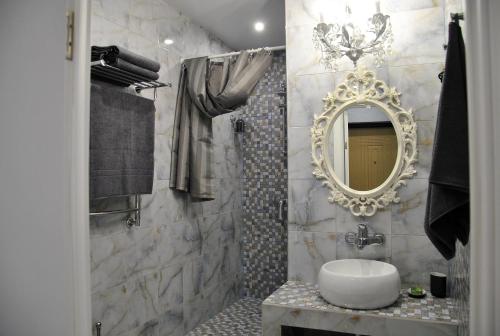 クラースナヤ・ポリャーナにあるV Italyanskom stileのバスルーム(洗面台、鏡付)