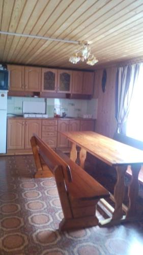 Una cocina o cocineta en Sadyba Geredzhuka