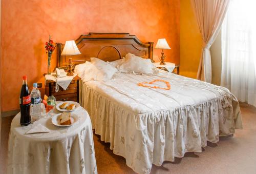 Un pat sau paturi într-o cameră la Hotel Monserrat