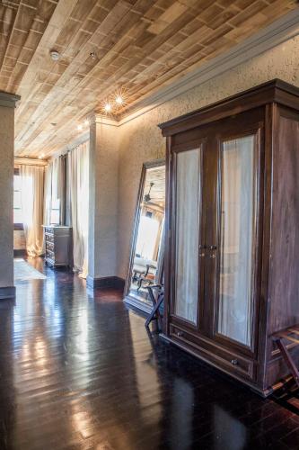 an empty room with a wooden ceiling and a mirror at Factoria Hotel in Asuncion