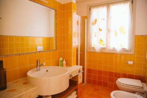 a bathroom with a sink and a toilet at Agriturismo Villa Venti in Roncofreddo