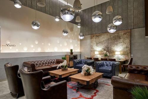 Ruang duduk di Ravel Hotel Trademark Collection by Wyndham