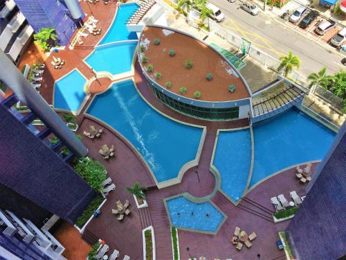 una vista aérea de una piscina en un complejo en Beach Class Residence Fortaleza, en Fortaleza