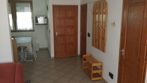 un pasillo con 2 puertas de madera y una mesa en Anna villa, en Lenti