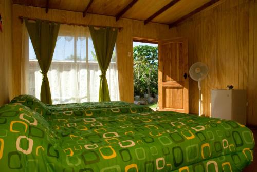 Un pat sau paturi într-o cameră la Kaimana Inn Rapa Nui