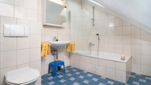 e bagno con lavandino, servizi igienici e vasca. di Appartement Haus Drobollach a Drobollach am Faakersee