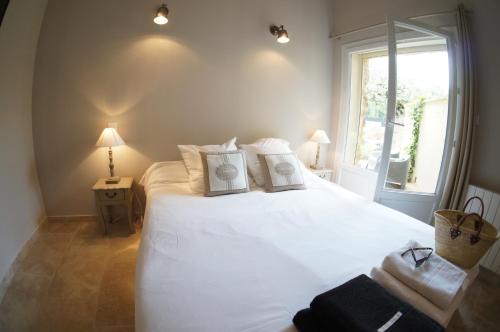 En eller flere senge i et værelse på Le clos des oliviers
