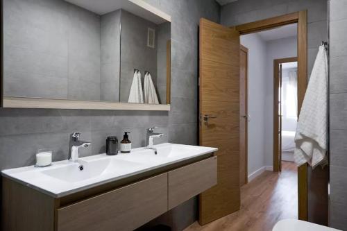 y baño con lavabo blanco y espejo. en Luxury Apartment Merced, en Málaga