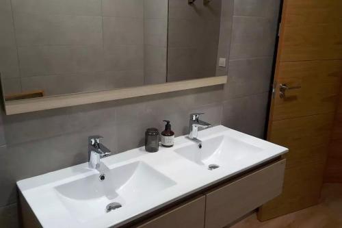 A bathroom at Luxury Apartment Merced