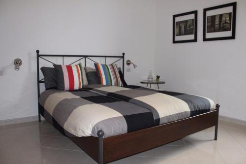 ValentanoにあるIl Bellagoのベッドルーム1室(黒枠のベッド1台、枕付)