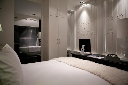 a bedroom with a bed and a desk with a computer at Hotel Manna in Nijmegen