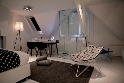 a bedroom with a shower and a table and chairs at Hotel Manna in Nijmegen