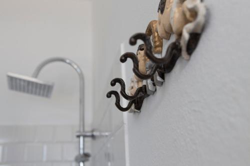 un gargoyle su un muro vicino a un lavandino di Amarcord Skola a Veli Rat