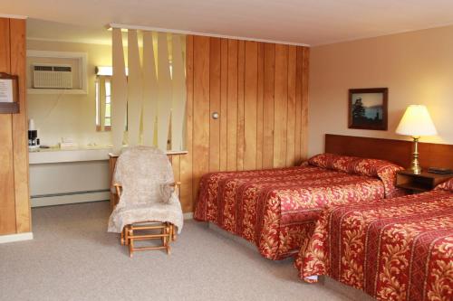 เตียงในห้องที่ Acadia Gateway Motel