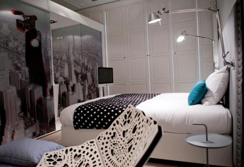 a bedroom with a bed and a table with a lamp at Hotel Manna in Nijmegen