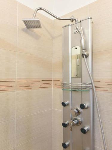 une douche avec une porte vitrée dans une salle de bain dans l'établissement Boite d'Amour, à Cannes