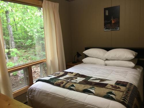 Кровать или кровати в номере Cloverleaf Cottages