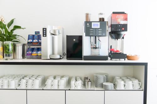 Příslušenství pro přípravu čaje a kávy v ubytování Hotel Santoni Freelosophy ***